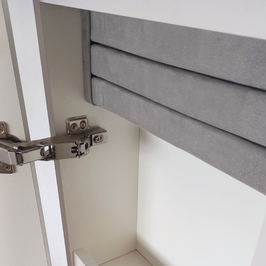 Primer plano de porta anillos y bisagras reforzadas, con la puerta totalmente abierta del espejo joyero