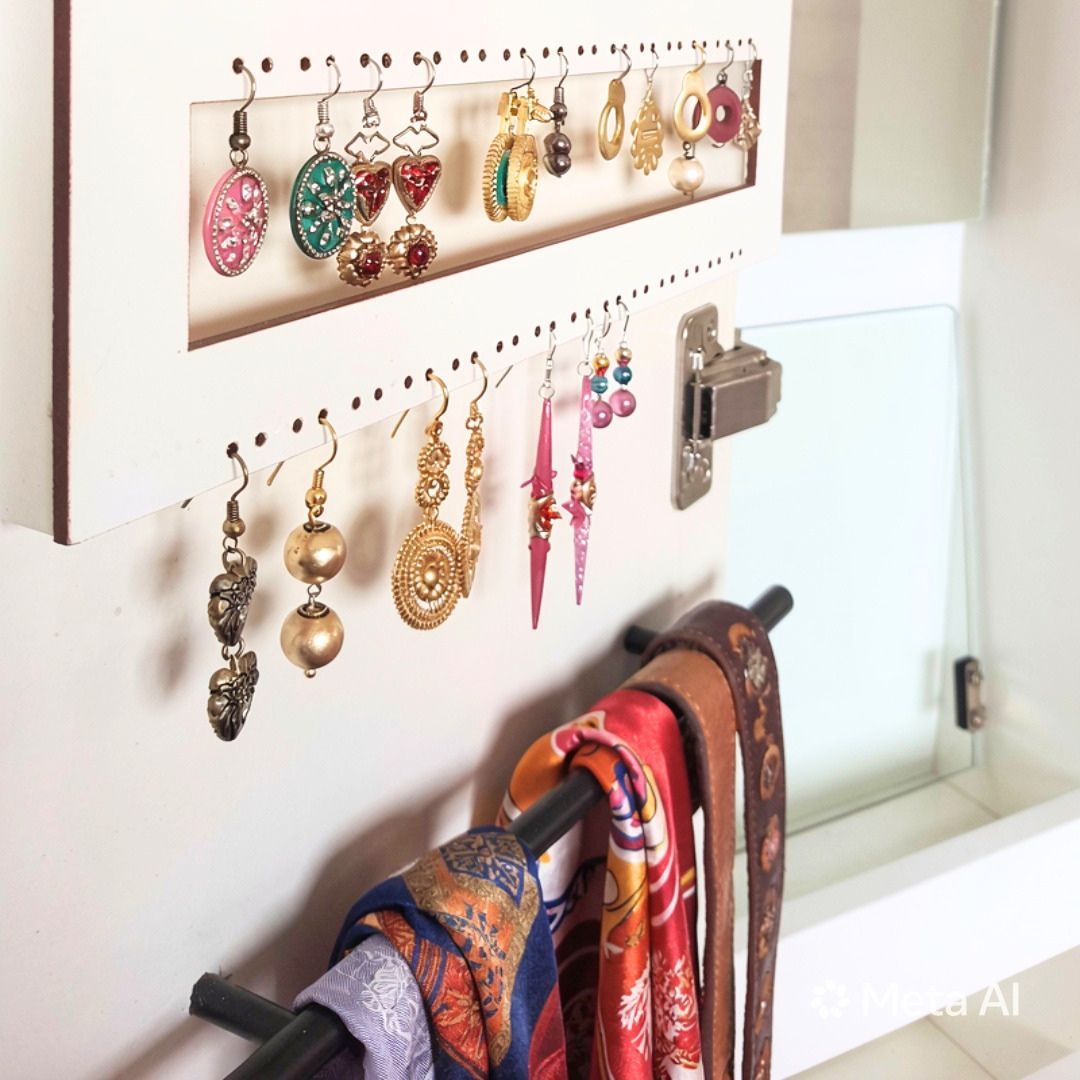 Soporte porta aros con aros de todo tipo colgados y  barral con pañuelos