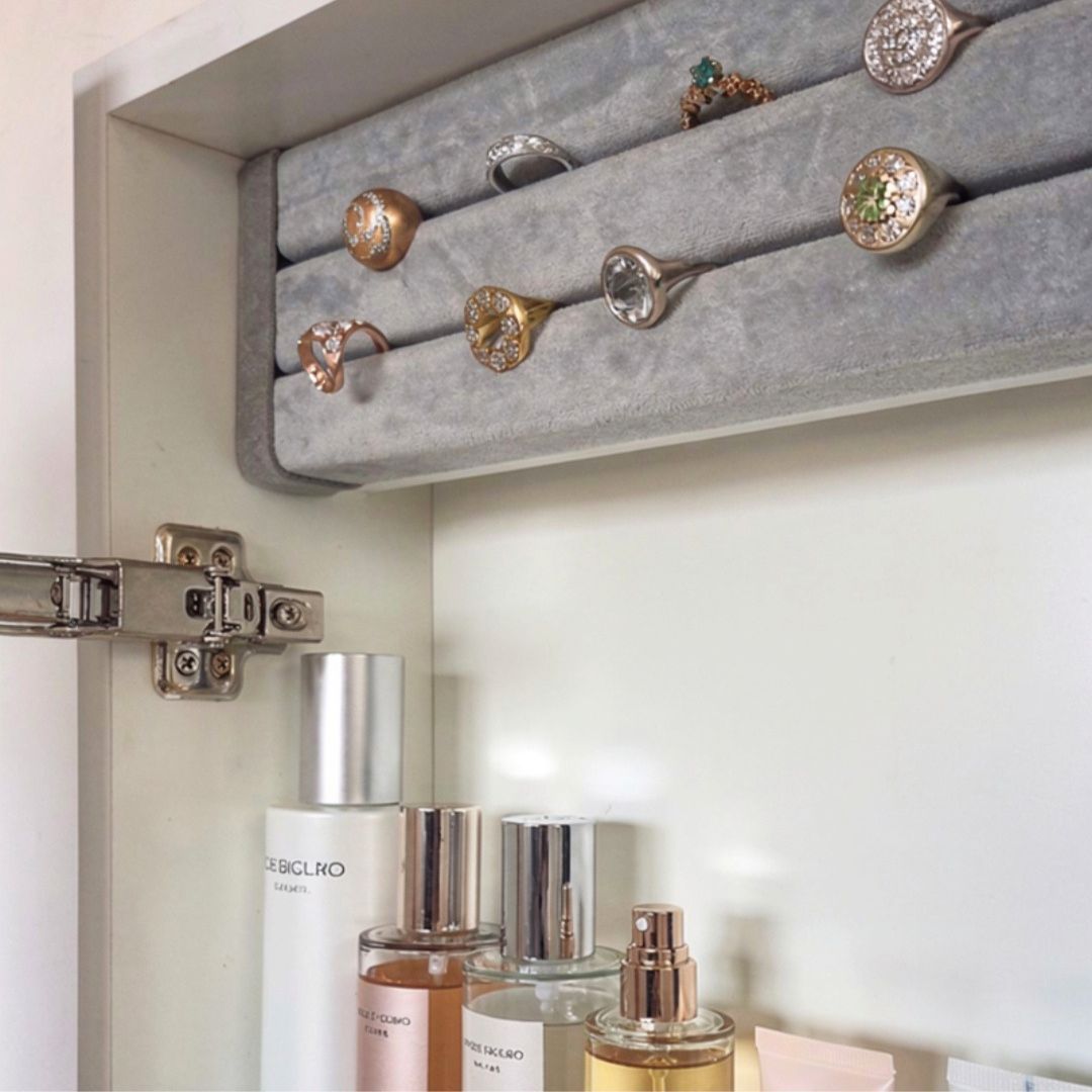 porta anillos y estante superior con frascos de perfumes y cosmeticos