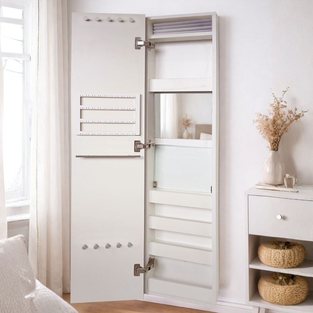 Armario de almacenamiento abierto de color blanco, montado en la pared, con estantes y espejo, en una habitación luminosa.