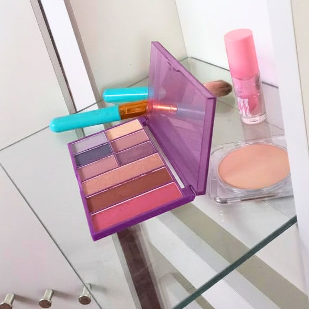 Objetos de maquillaje y cosmetica apoyados en bandeja de vidrio rebatible