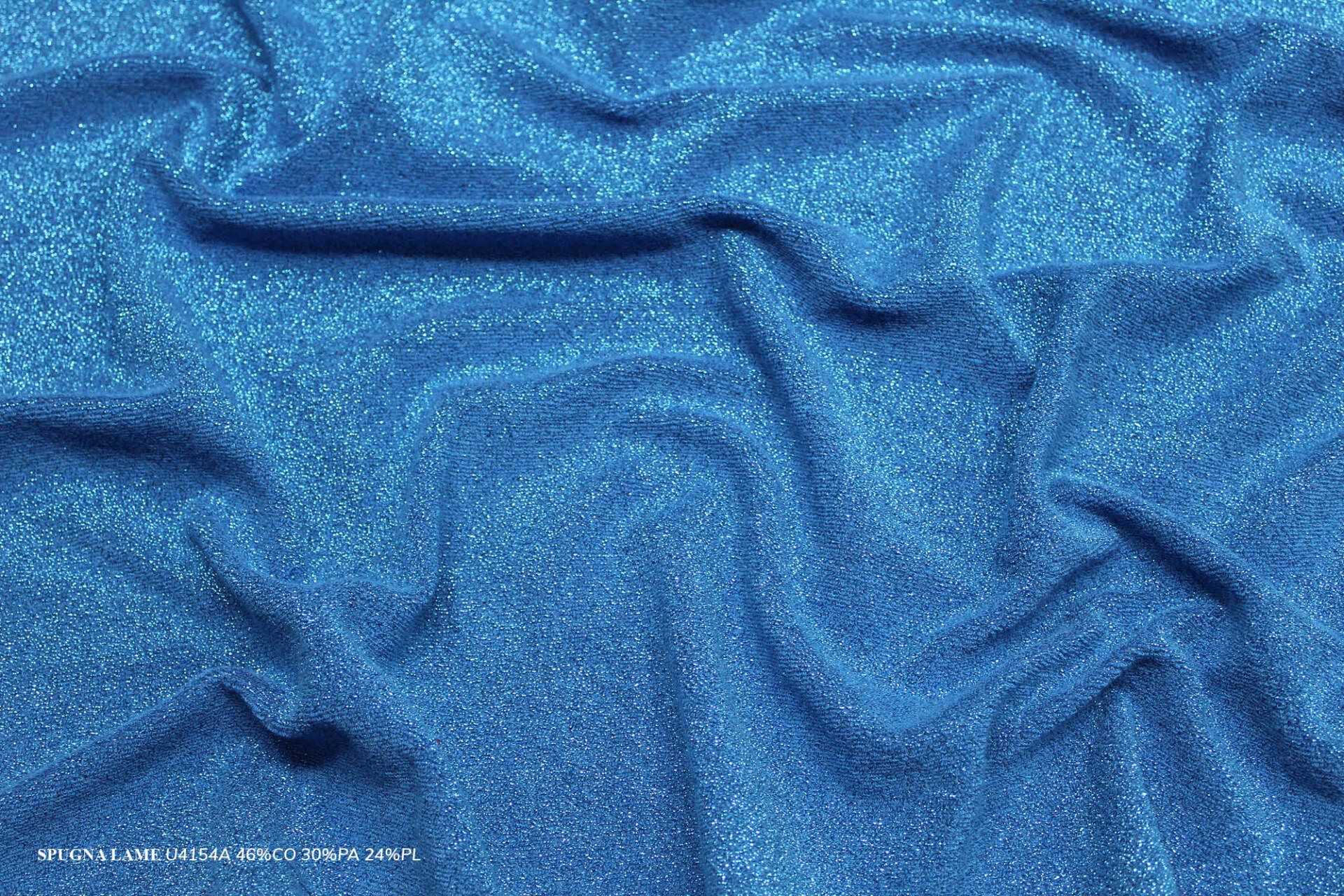 tessuto in jersey anche la spugna di grande tendenza per la prossima estate lavorata con filato lame acquisisce lucentezza