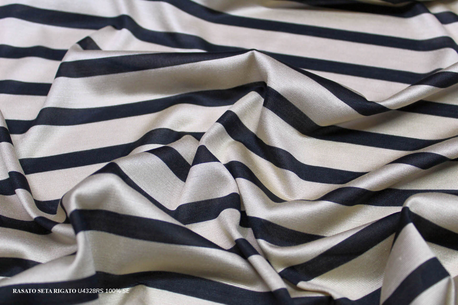 tessuto in jersey seta shappe rigata
