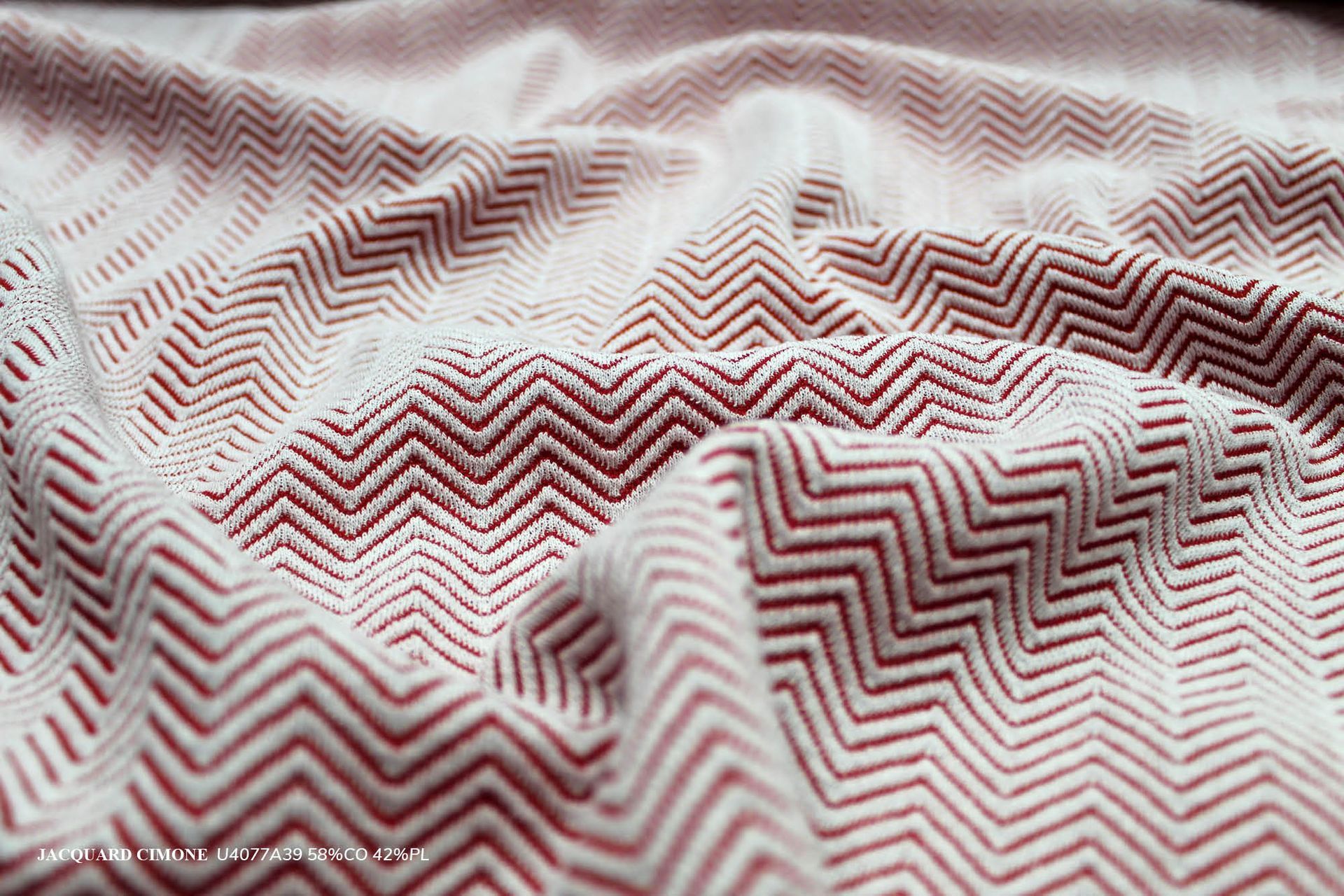 tessuto in jersey chevron a rilievo uso capospalla