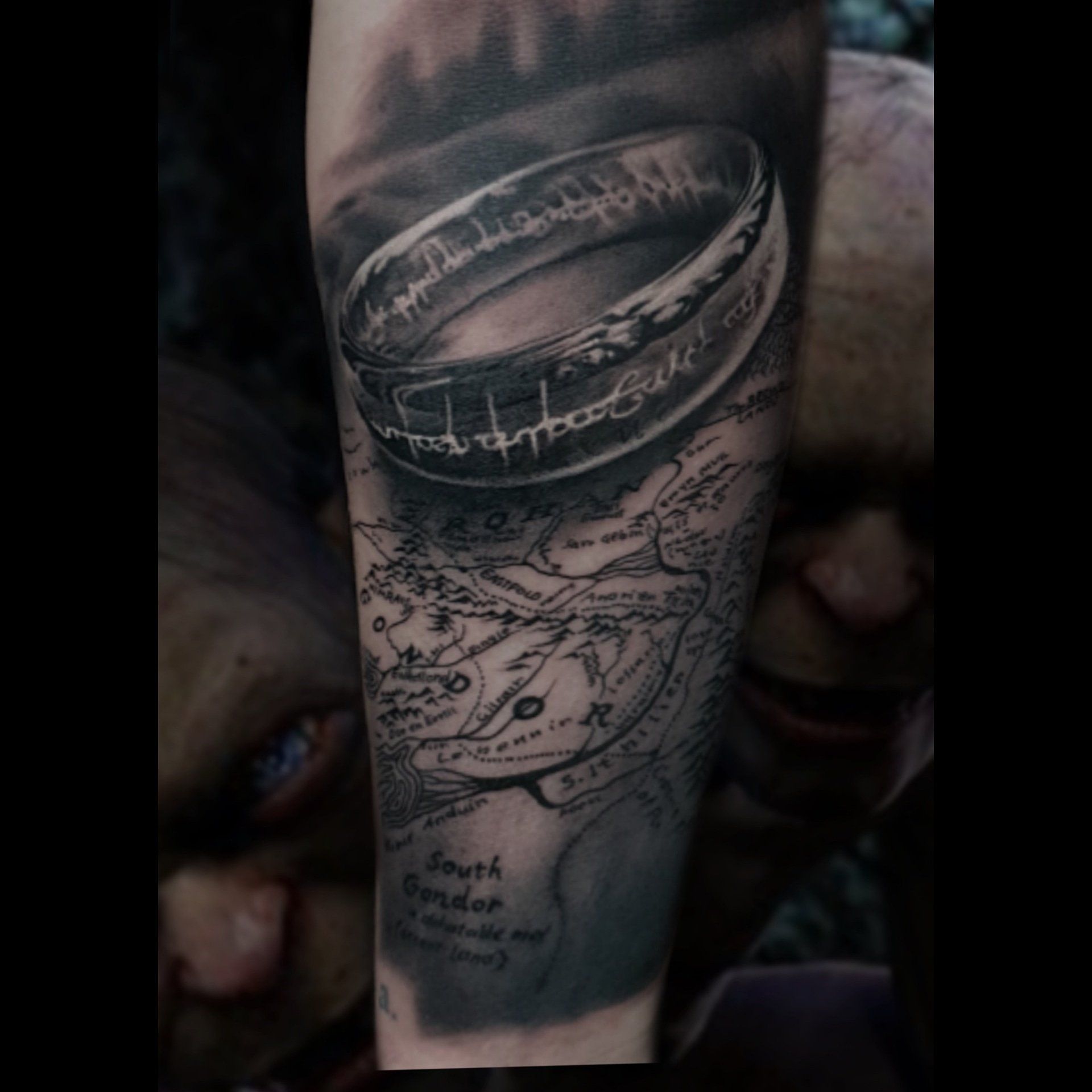 Herr der Ringe Tattoo, Fantasy Tattoo, Frodo, Gollum, Aaragon, Gandalf, Balrog, Black and Grey, Kompass, header mit Tattoo, Tattoos, Neotraditional, Black and Grey, Farbrealismus, Color realism, Oldschool tattoo, oldshool, Script, Black and Grey realistic, American traditional, zum weissen hai, zum weißen hai, Logo, Bad Boll, Göppingen, Stuttgart, Reutlingen, Ulm, Plochingen, Esslingen, Kirchheim, Weilheim, 0711, 0711 Nadelspiel, Hai, Hieronymus Röhrig, roehrig, Marlene Vogel, dope tattoo, heftige tattoo, Kunst, Kunsttattoo, Tattoonadel, Tattoofarben, Love, Heat, Skeleton Tattoo,,