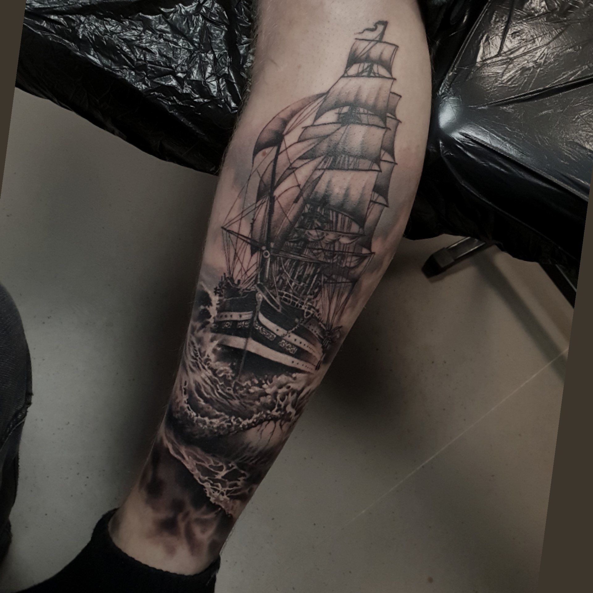 Schiff Tattoo, ship, Piraten Tattoo, Pirates ahoy, Skull, Jolly Rogger, Black Pearl, skuttle,header mit Tattoo, Tattoos, Neotraditional, Black and Grey, Farbrealismus, Color realism, Oldschool tattoo, oldshool, Script, Black and Grey realistic, American traditional, zum weissen hai, zum weißen hai, Logo, Bad Boll, Göppingen, Stuttgart, Reutlingen, Ulm, Plochingen, Esslingen, Kirchheim, Weilheim, 0711, 0711 Nadelspiel, Hai, Hieronymus Röhrig, roehrig, Marlene Vogel, dope tattoo, heftige tattoo, Kunst, Kunsttattoo, Tattoonadel, Tattoofarben, Love, Heat, Skeleton Tattoo,