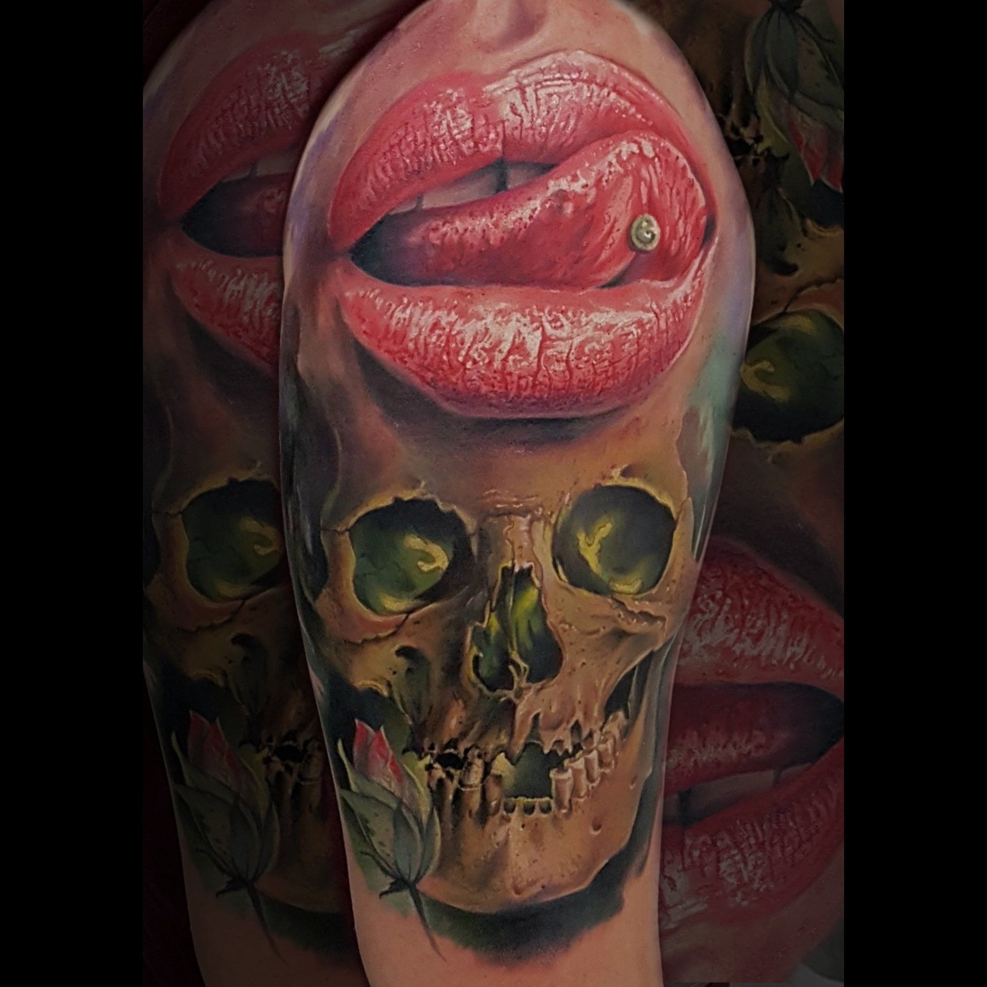 Skull with Lips and Toung, detailed, colour realistic, Tattoo con Hieronymus Röhrig