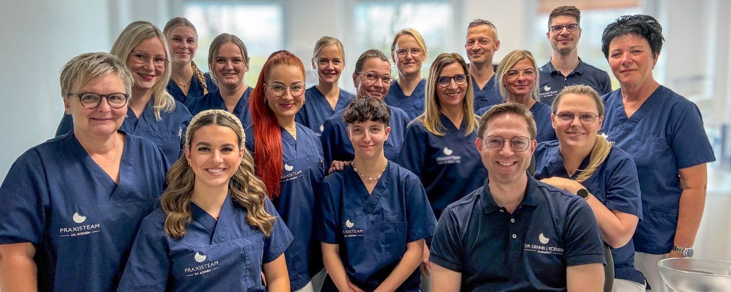 Das gesamte Praxisteam der Zahnarztpraxis Dr. Dennis Koenen aus Rostock
