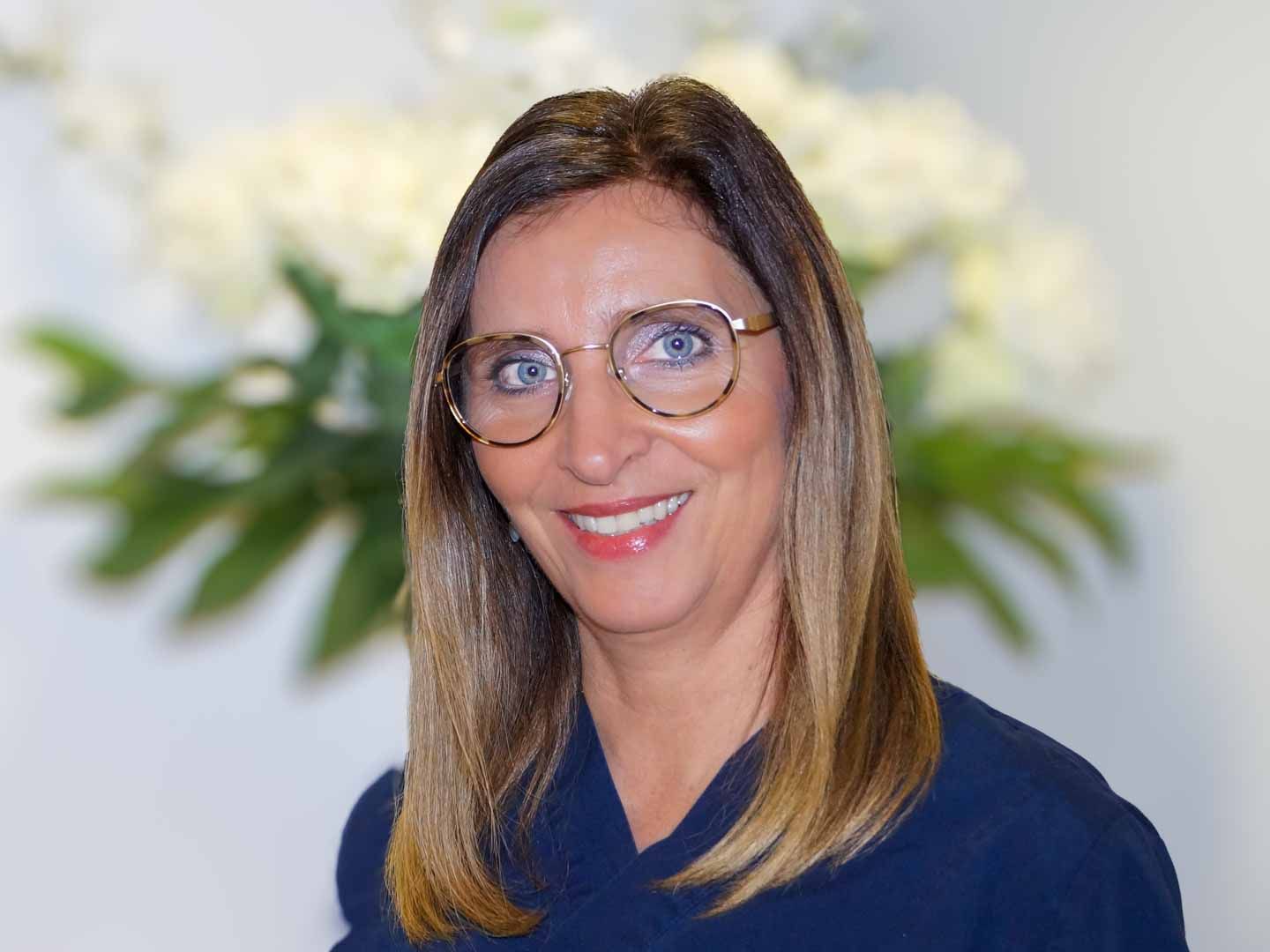 Porträt von Julia Imöhl, Praxismanagerin in der Zahnarztpraxis Dr. Dennis Koenen.