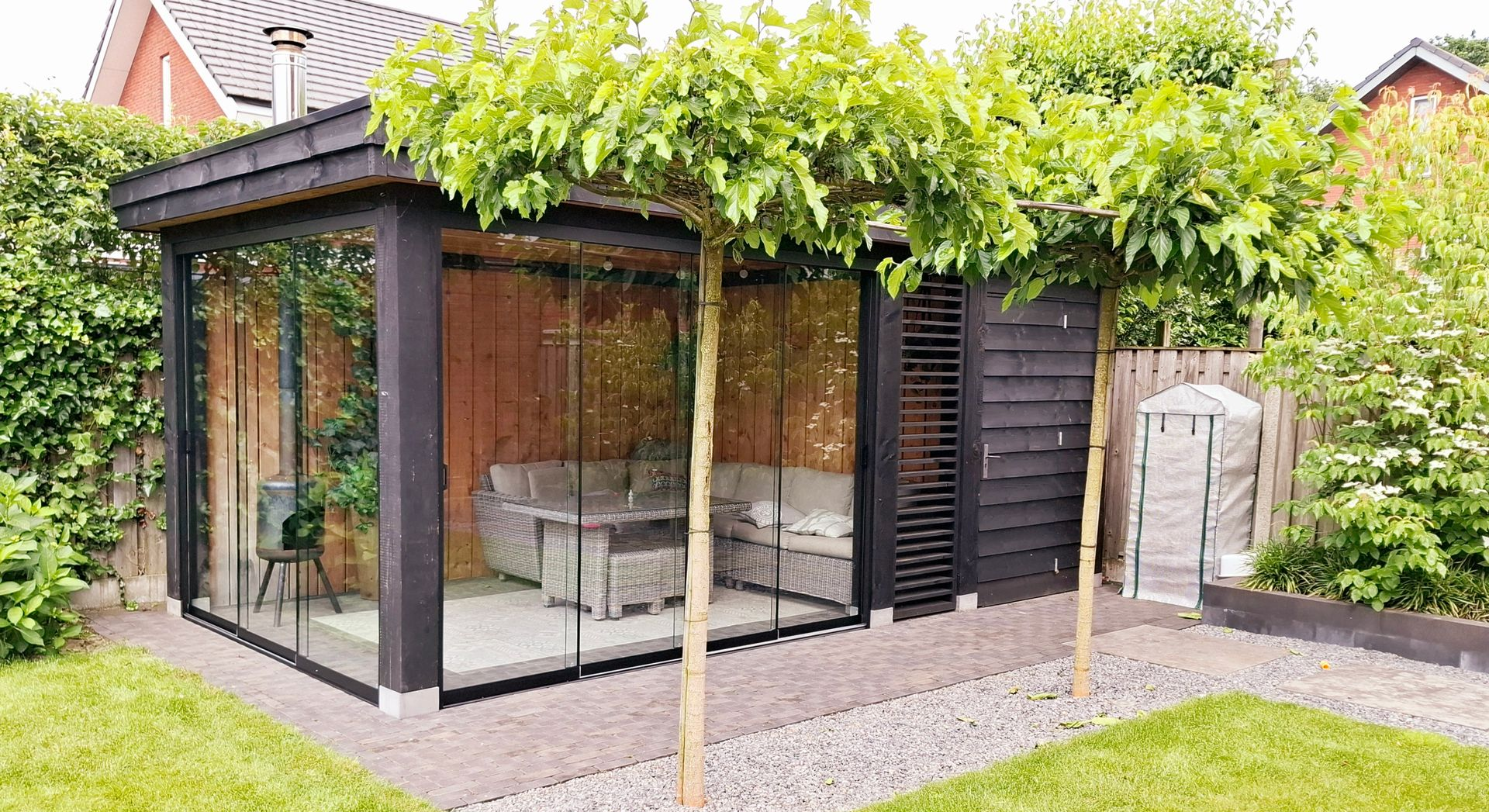 Zwarte overkapping met Glazen schuifwand Veghel | Smans Houtbouw