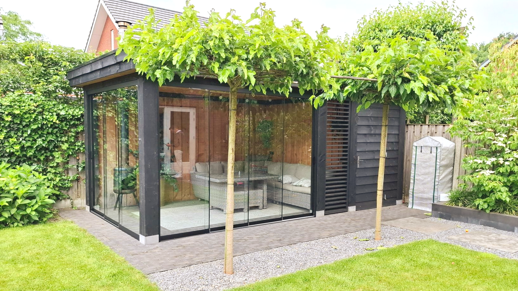 Luxe overkapping met zwarte shutters