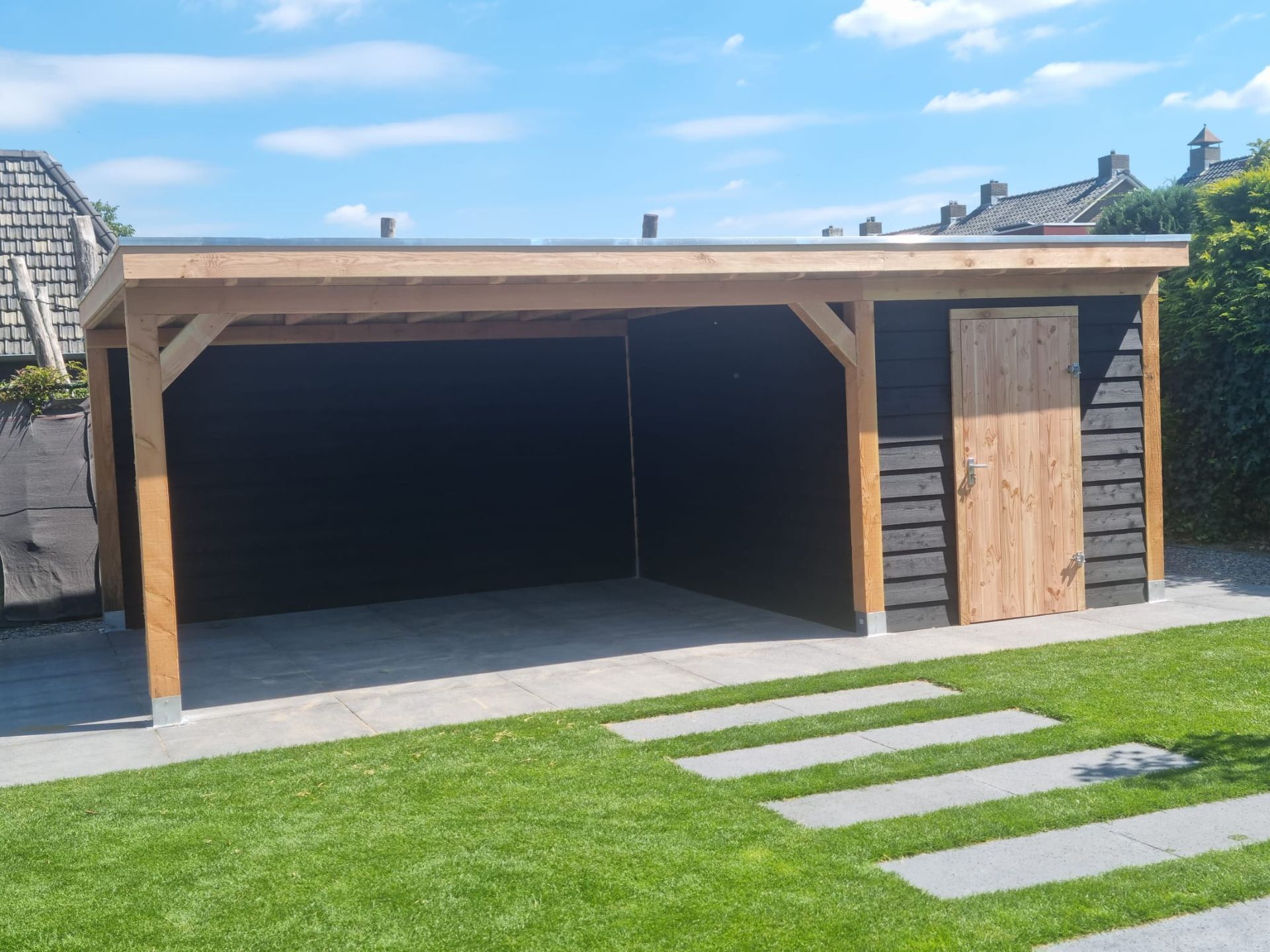 Vrijstaande overkapping met schuur