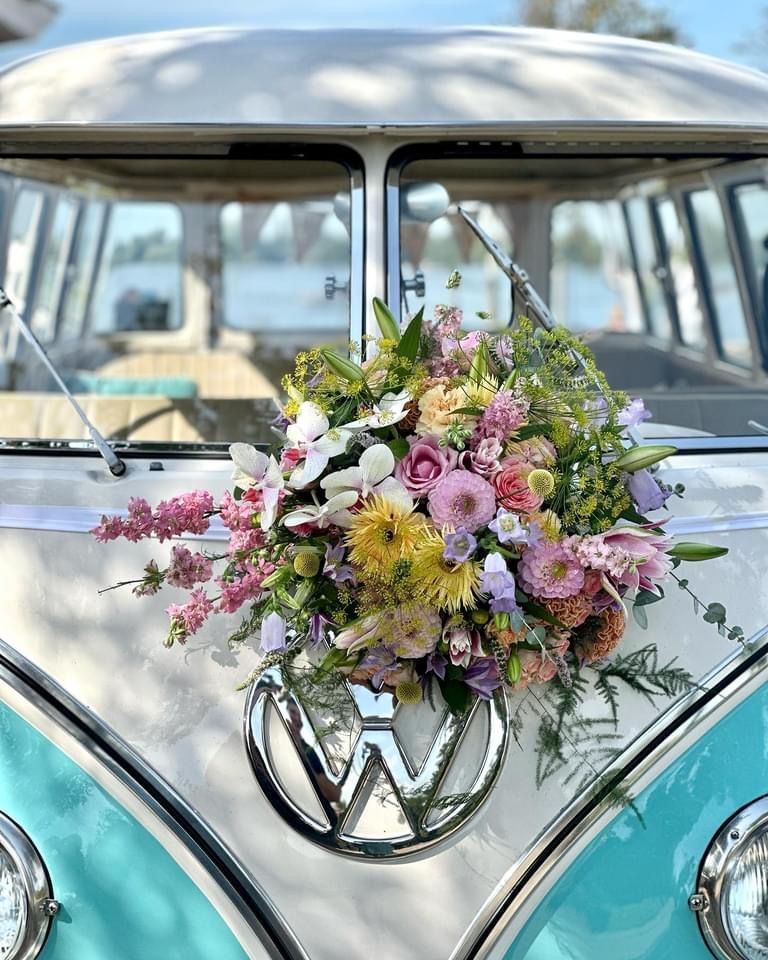 Auto boeket, trouwbloemen, autoversiering, Volkswagen, bruidsboeket, Trouwauto, bloemen,
