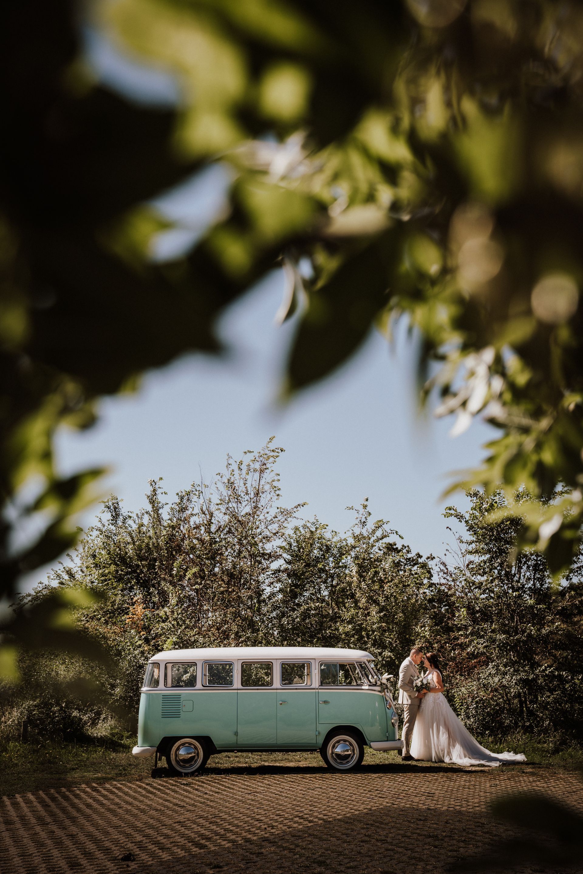 Volkswagenbus huren trouwauto trouwvervoer trouwen in een busje bruidsfotograaf