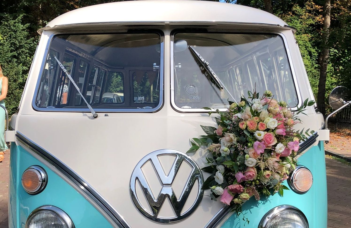 Volkswagenbusje huren, trouwauto, trouwautoversiering, trouwboeket