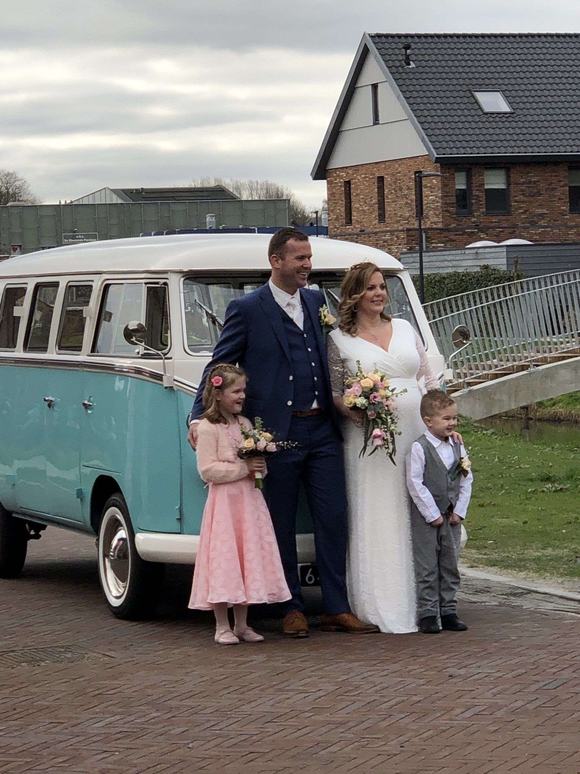 Drive Vintage bruiloft in een Volkswagenbus T1