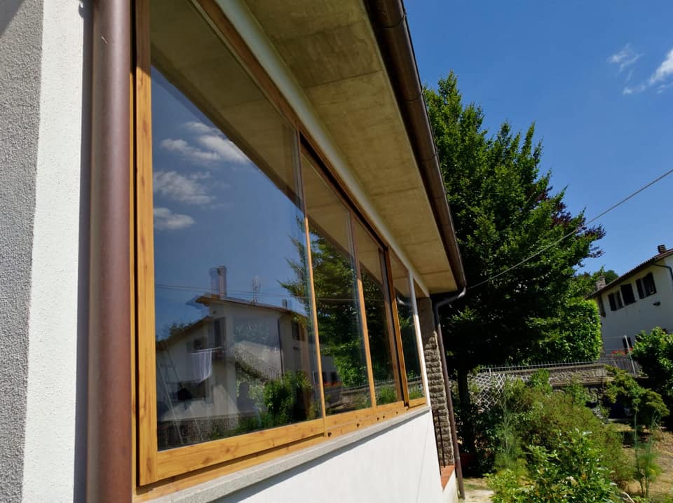 particolare di un infisso di un'abitazione privata