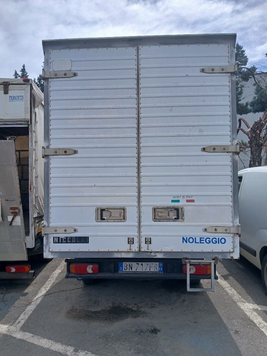 Presso Officina Marchi a Chiusi in provincia di Siena vendita veicolo commerciale usato NISSAN CABSTAR  anno 2000. Furgonato a ruota singola, portata 1.050 kg