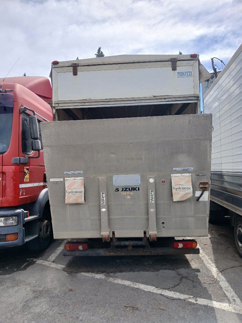 Presso Officina Marchi a Chiusi in provincia di Siena vendita veicolo commerciale usato NISSAN CABSTAR  anno 2001. Tendonato con ruote gemellate, Sponda caricatrice idraulica con piedini stabilizzatori con portata di 750 kg con luci di ingombro e posizione laterali. Portata: 1.020 kg