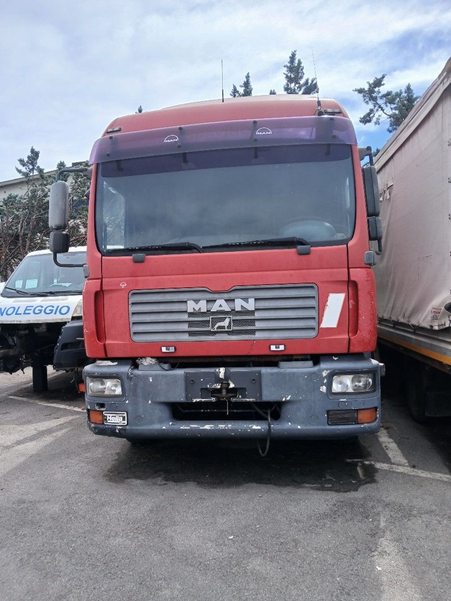 Presso Officina Marchi a Chiusi in provincia di Siena vendita veicolo commerciale usato MAN 12 240N anno 2006. Tendonato, 2 assi con ruote gemellate, sponda caricatrice idraulica con piedini stabilizzatori. Portata 5.440 kg.