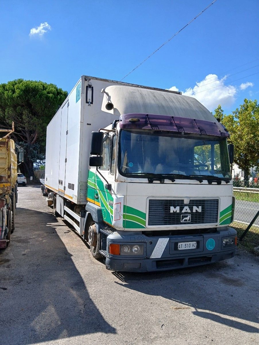 Presso Officina Marchi a Chiusi in provincia di Siena vendita veicolo commerciale usato MAN 13 224 anno 1997. Autocarro/furgone isotermico con cassone frigo a 2 assi con ruote gemellate. Portata: 3.200 kg .