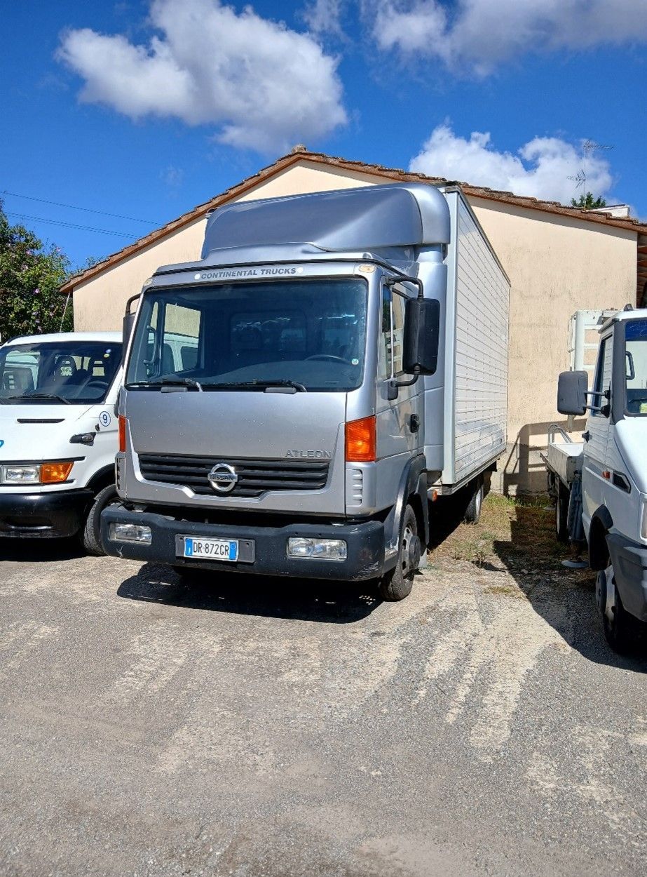 Presso Officina Marchi a Chiusi in provincia di Siena vendita veicolo commerciale usato NISSAN ATLEON anno 2008. Centinato con ruote gemellate portata 650 kg