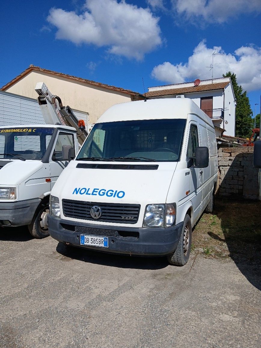 Presso Officina Marchi a Chiusi in provincia di Siena vendita veicolo commerciale usato VOLKSWAGEN  LT 35 anno 2001. Furgone con portata di 1.475 kg