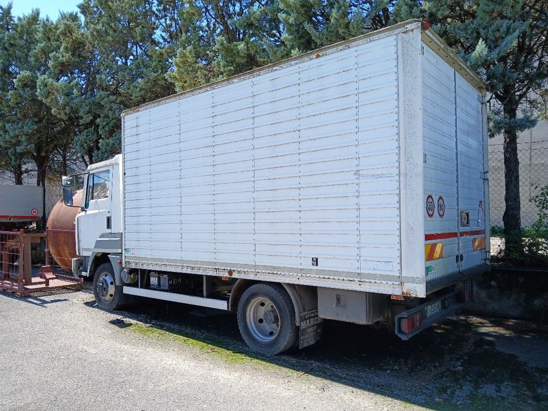 Presso Officina Marchi a Chiusi in provincia di Siena vendita veicolo commerciale usato NISSAN ATLEON anno 1997. Centinato con ruote gemellate portata 3.710 kg