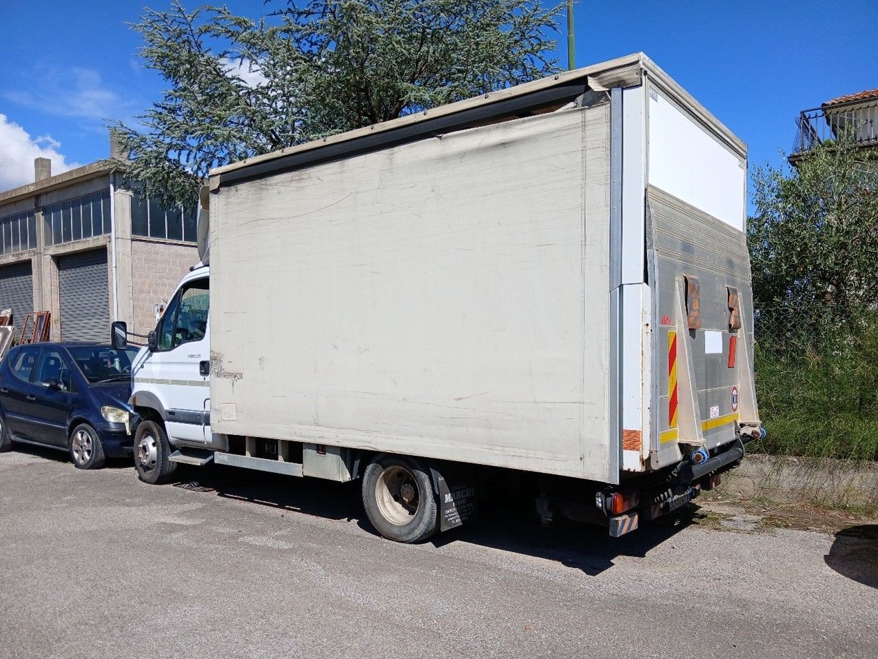 Presso Officina Marchi a Chiusi in provincia di Siena vendita veicolo commerciale usato RENAULT MASCOTT anno 2008. Tendonato con doppie ruote, Sponda di caricamento idraulica. Portata 2.850 kg