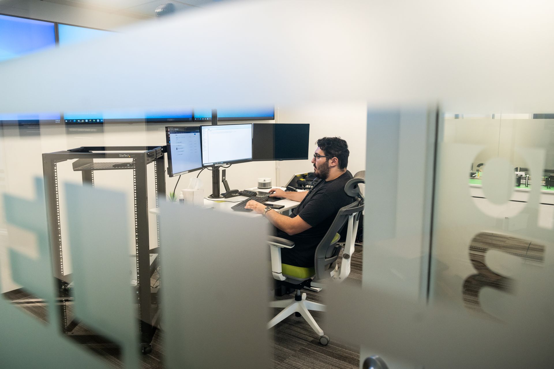 Bowler Pons employee working at desk in lab