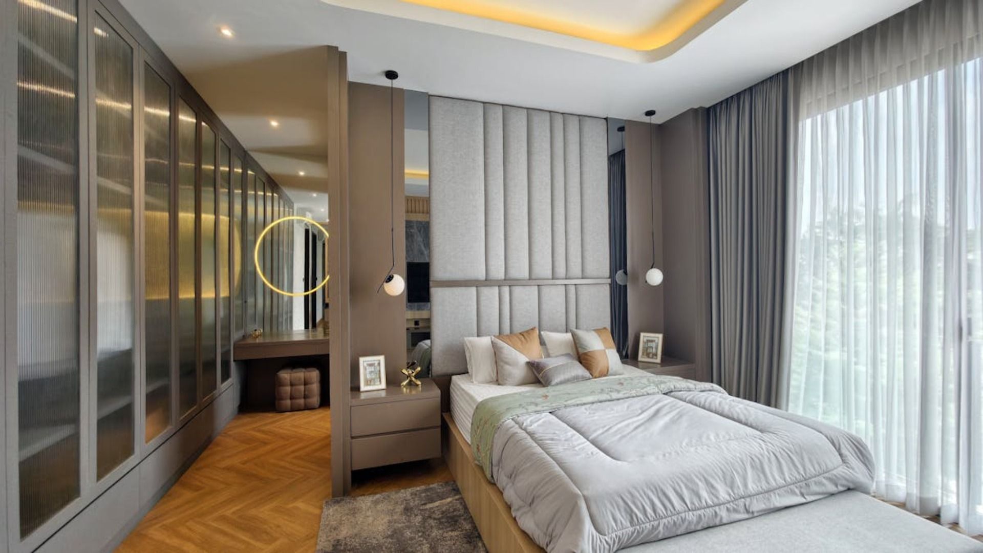 Dormitorio con paredes grises, cama, armario empotrado y tocador.