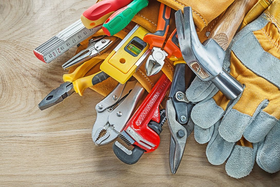 martello, cacciaviti e chiavi inglesi
