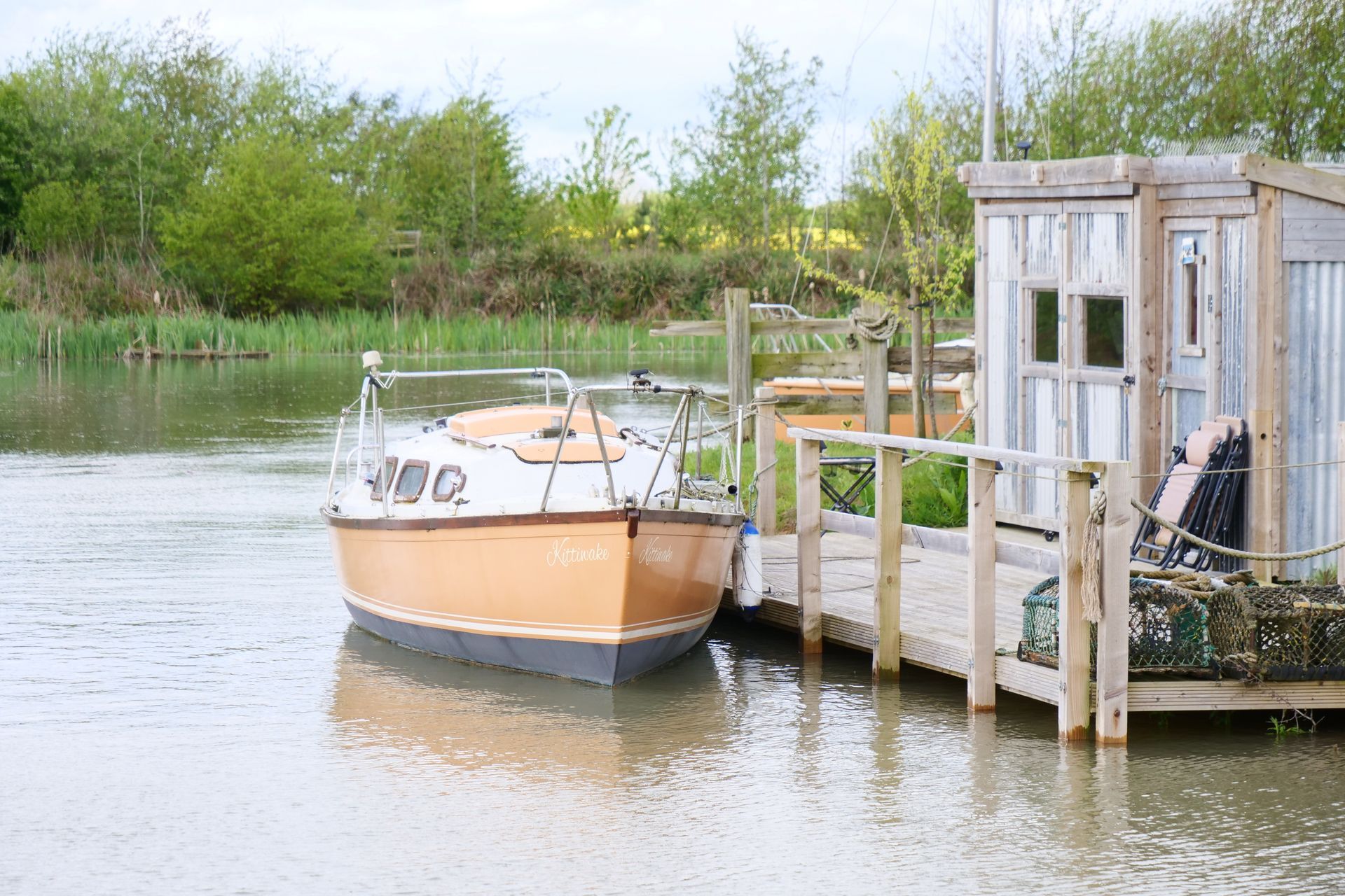 A boat is docked at a dock on a lake.