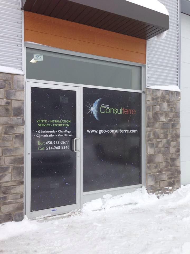 Un bâtiment avec une pancarte indiquant consulere dessus