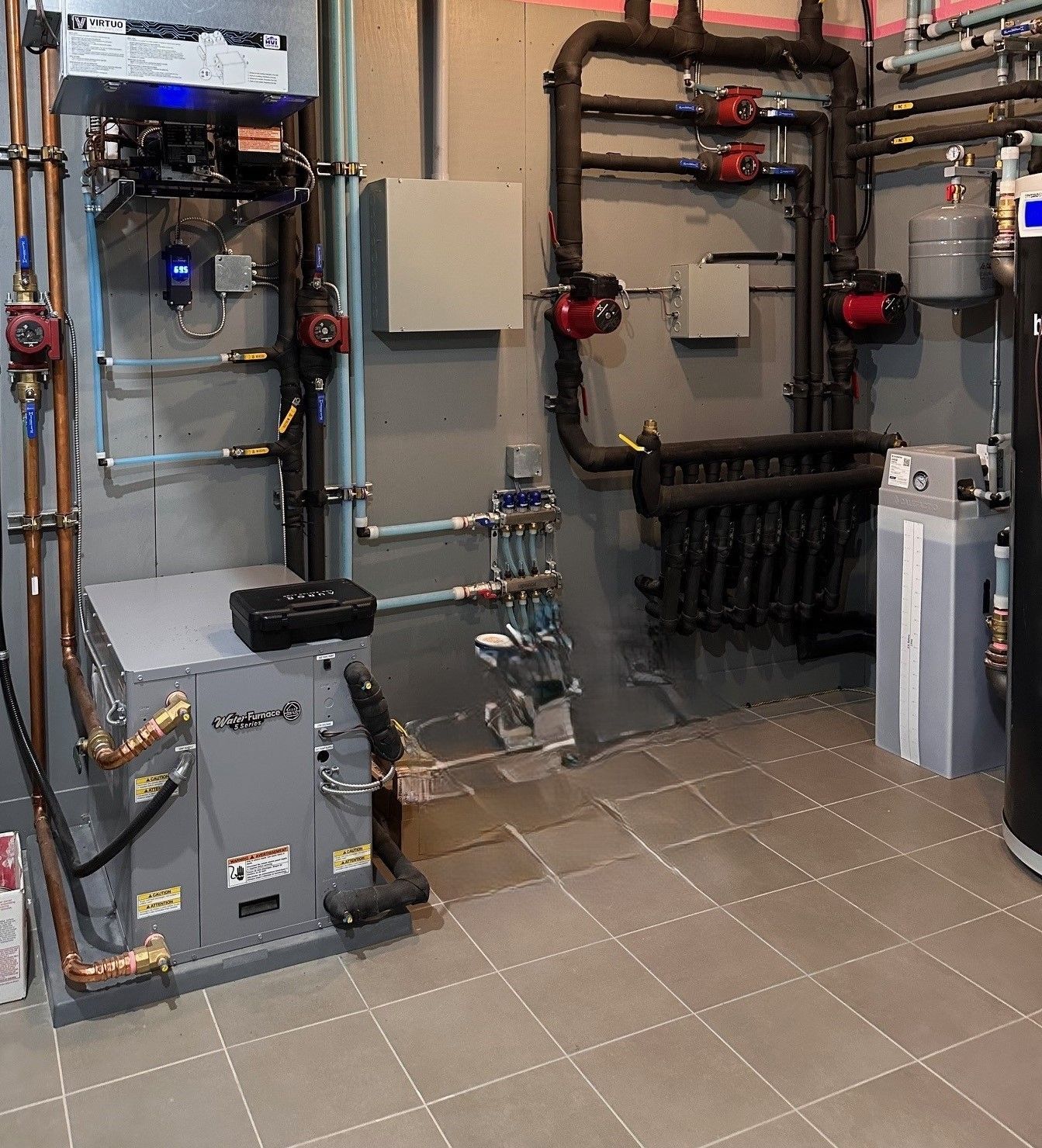 Une pièce avec une chaudière et des tuyaux