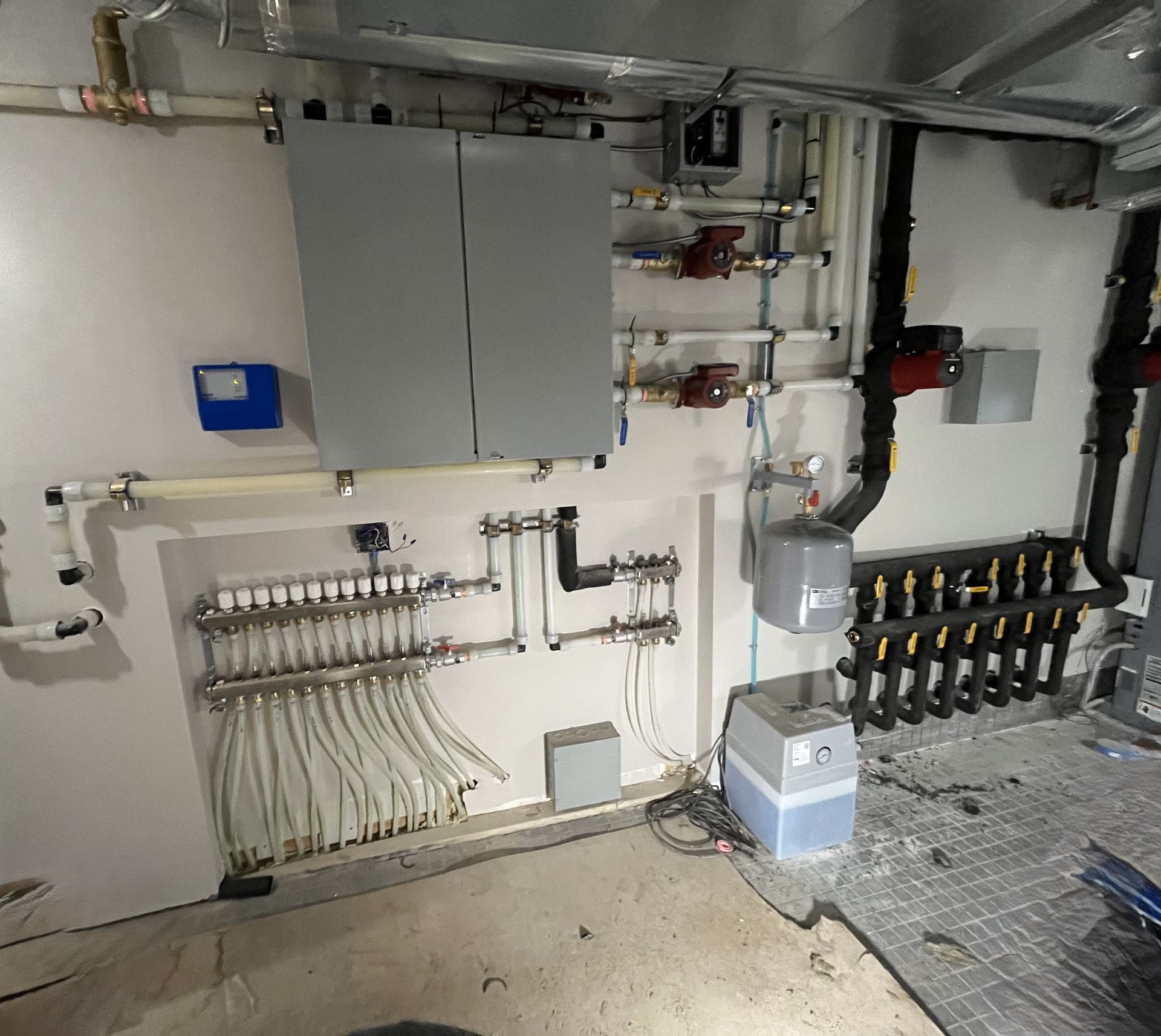 Une pièce avec beaucoup de tuyaux sur le mur