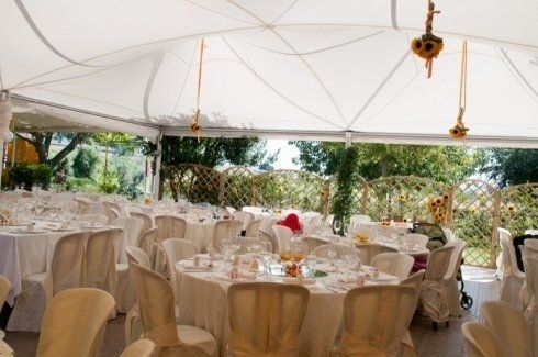 tavoli all'aperto allestiti per un ricevimento