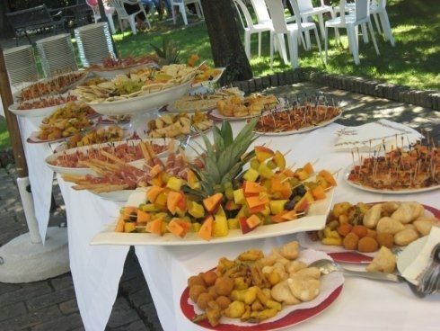 banchetto con stuzzichini dolci e salati