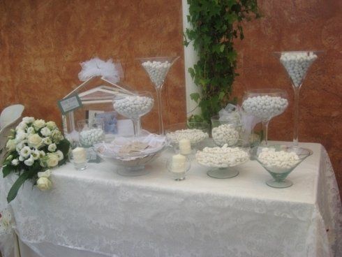 tavolo con confetti per un ricevimento nuziale