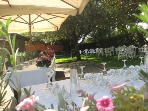 dehors di una trattoria allestito per una cerimonia