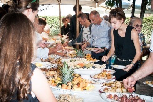 banchetto con frutta e stuzzichini salati