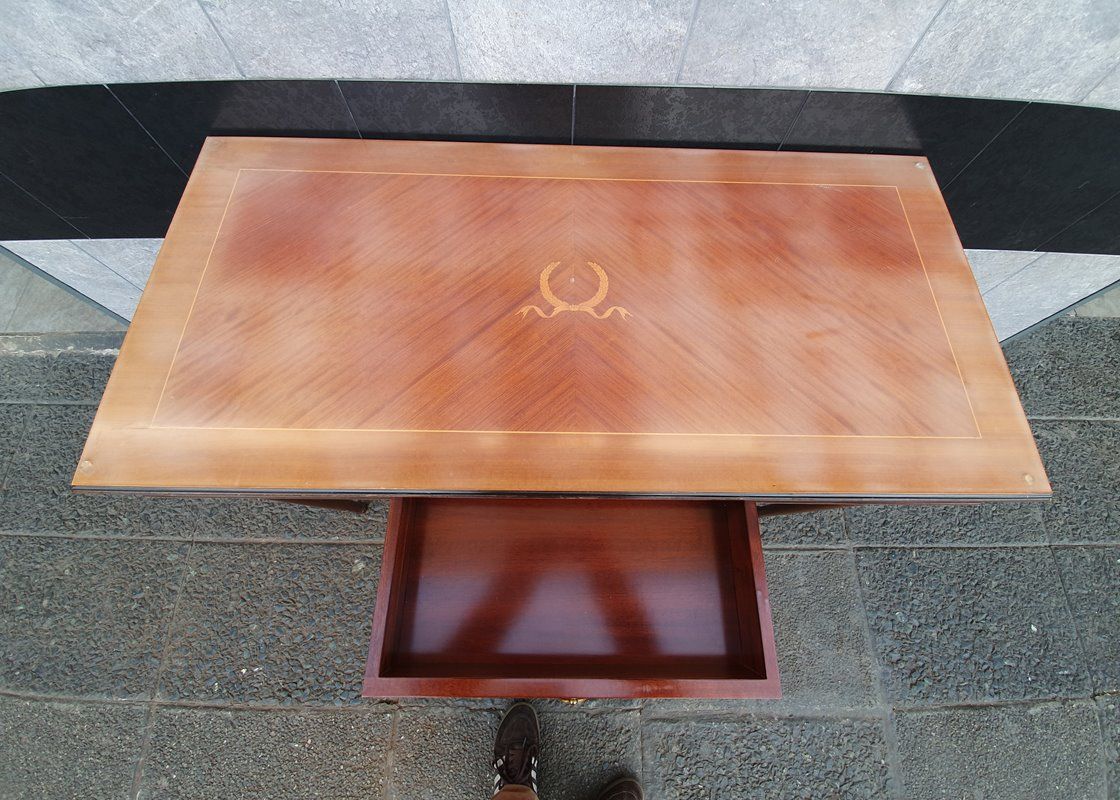 Escritorio antiguo de madera con detalles en bronce