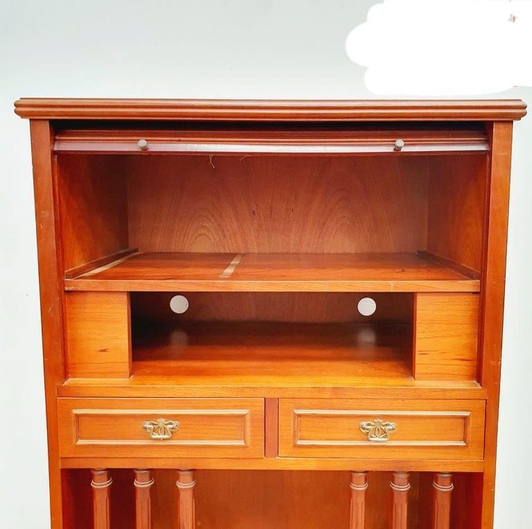 Mueble de madera con puerta enrollable, dos cajones y espacio para tacos de billar.