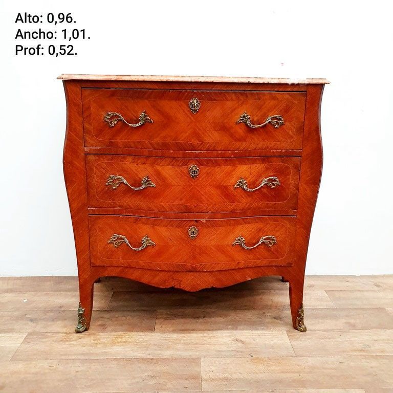 Cómoda antigua de color marrón con tres cajones y tapa de mármol estampado.