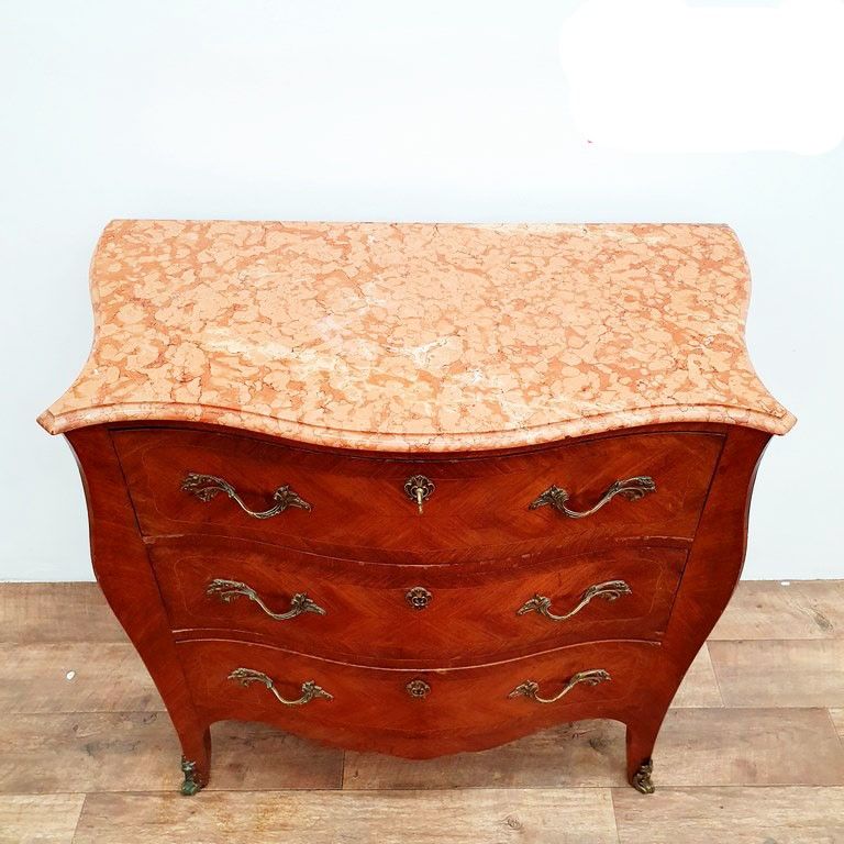 Cómoda antigua marrón con tapa de mármol. Tres cajones y herrajes de latón ornamentados.