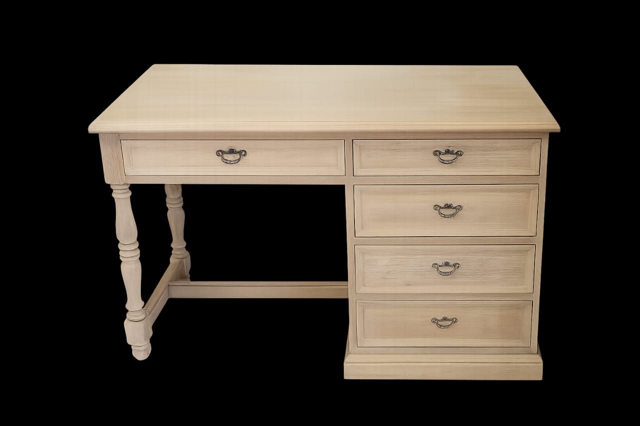 Escritorio de madera con cinco cajones y herrajes ornamentados.