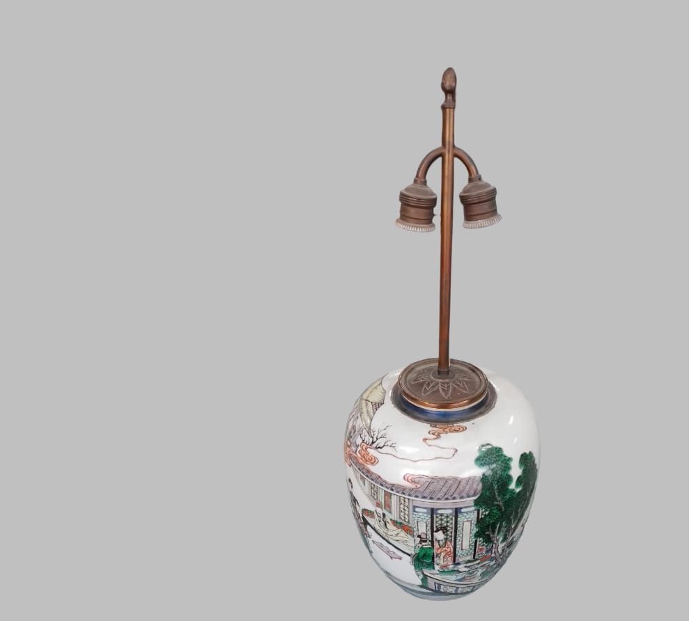 Lámpara de cerámica con escena de pueblo pintada y portalámparas de doble bombilla.