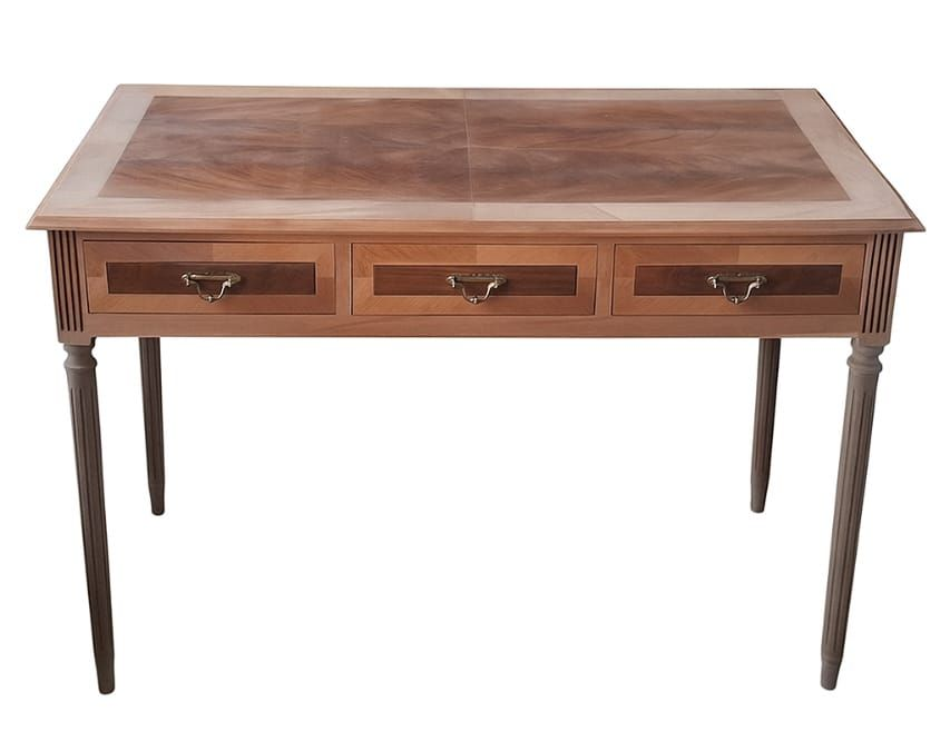 Escritorio de madera con tres cajones, tapa cuadrada y patas finas y cónicas.