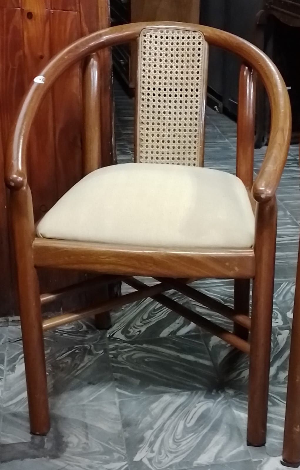 PAR DE SILLAS CON RESPALDO DE ESTERILLA