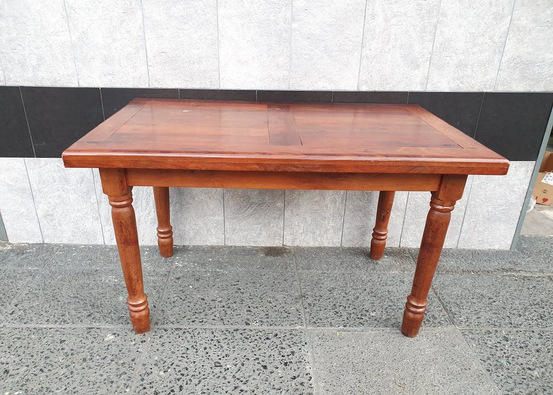 Mesa de Algarrobo Estilo Campo – Robusta y Atemporal